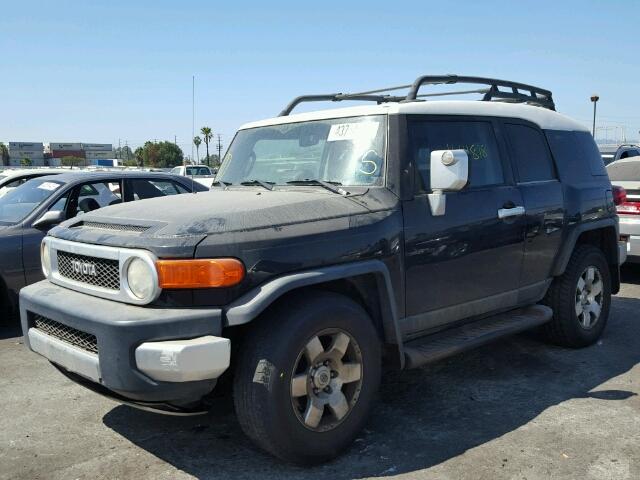 JTEZU11F570001378 - 2007 TOYOTA FJ CRUISER BLACK photo 2