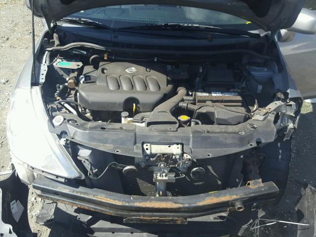 3N1BC11E68L390605 - 2008 NISSAN VERSA S GRAY photo 7