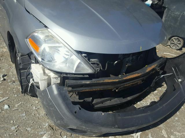 3N1BC11E68L390605 - 2008 NISSAN VERSA S GRAY photo 9