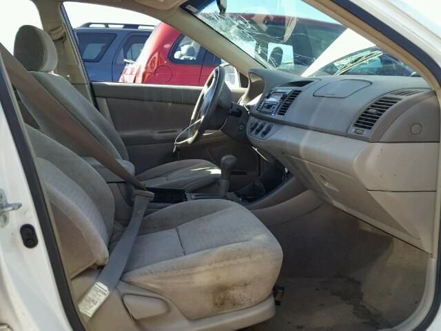 4T1BE32KX2U031564 - 2002 TOYOTA CAMRY LE WHITE photo 5