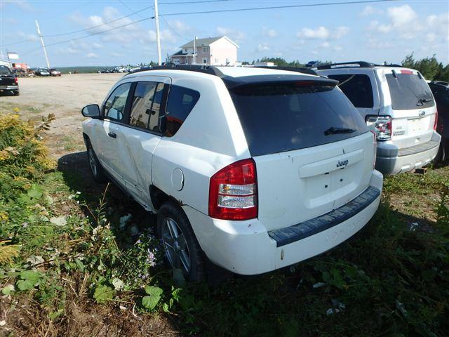 1J8FT47W28D564555 - 2008 JEEP COMPASS SP WHITE photo 3