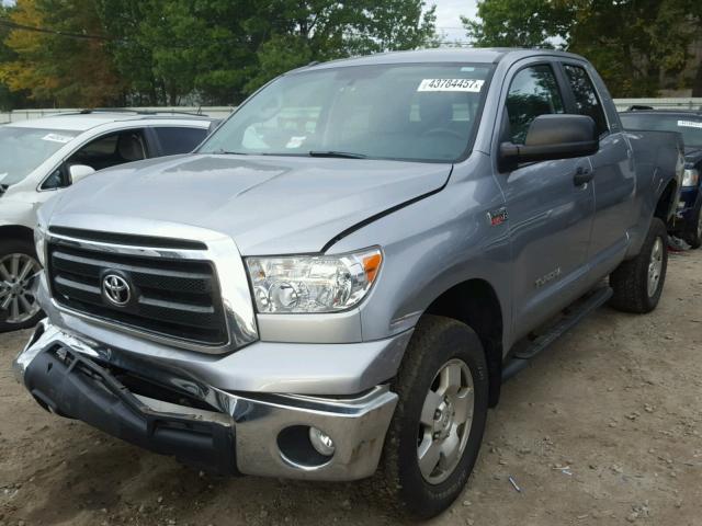 5TFUY5F15DX305059 - 2013 TOYOTA TUNDRA GRAY photo 2