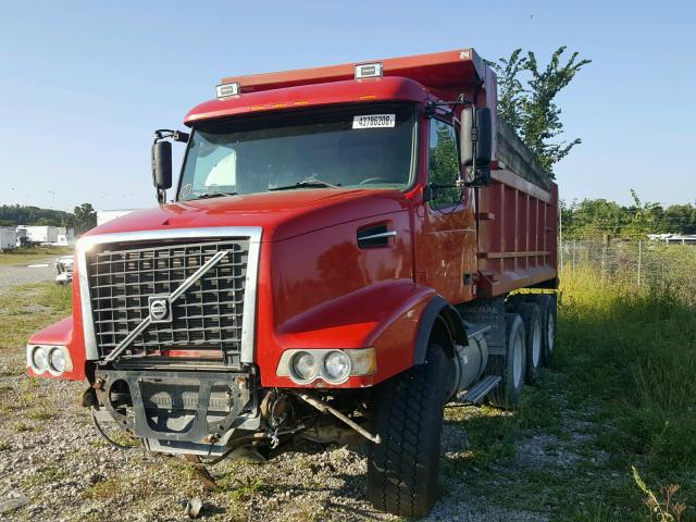 4V5KC9GG37N428245 - 2007 VOLVO VHD RED photo 2