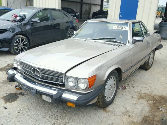 WDBBA48D2KA094897 - 1989 MERCEDES-BENZ 560 SL GOLD photo 2