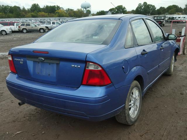 1FAFP34N25W261380 - 2005 FORD FOCUS BLUE photo 4