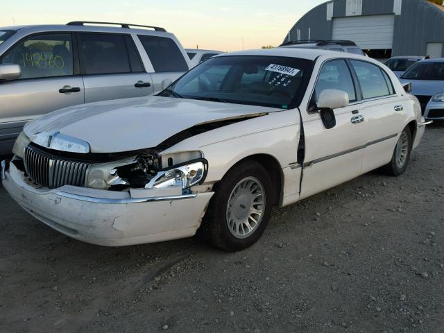 1LNHM83W81Y687247 - 2001 LINCOLN TOWN CAR C WHITE photo 2