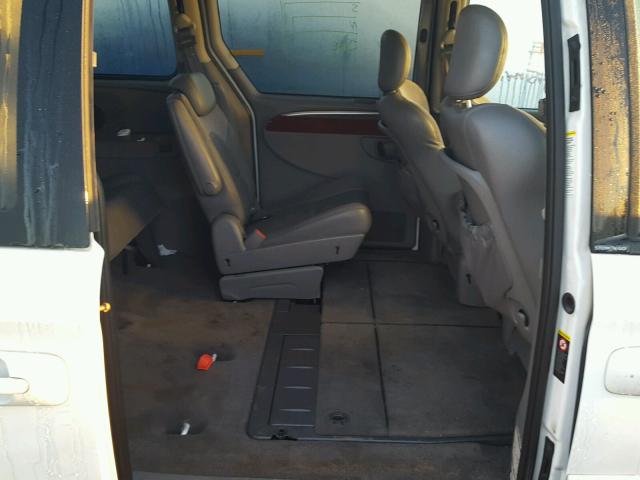 2C8GP64L25R518382 - 2005 CHRYSLER TOWN & COU WHITE photo 6