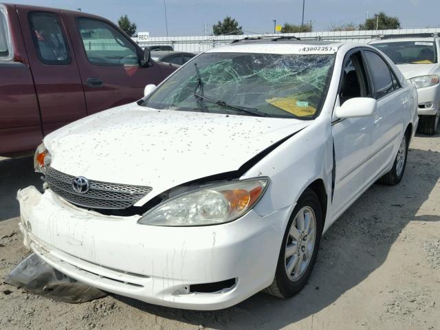 JTDBF30K820011146 - 2002 TOYOTA CAMRY LE WHITE photo 2