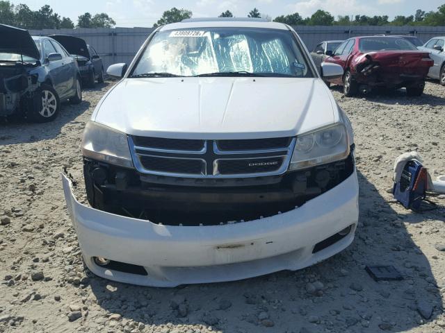 1B3BD2FGXBN572424 - 2011 DODGE AVENGER LU WHITE photo 9