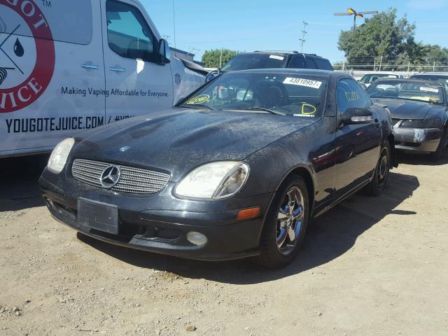 WDBKK65F71F209817 - 2001 MERCEDES-BENZ SLK 320 BLACK photo 2