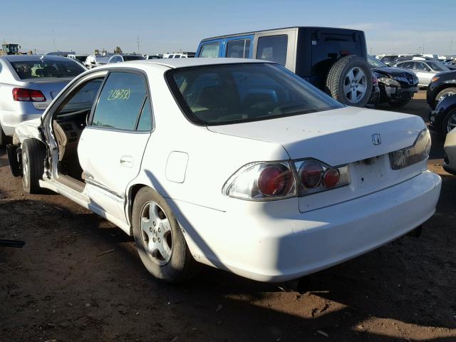 1HGCG1650YA022072 - 2000 HONDA ACCORD WHITE photo 3