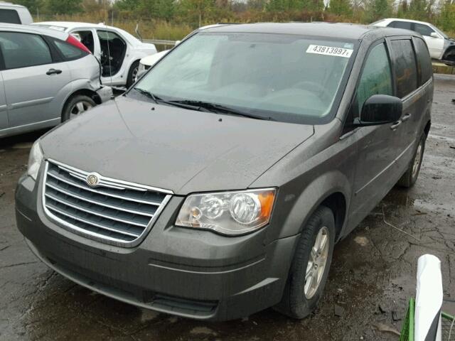 2A4RR2D18AR391444 - 2010 CHRYSLER TOWN & COU GRAY photo 2