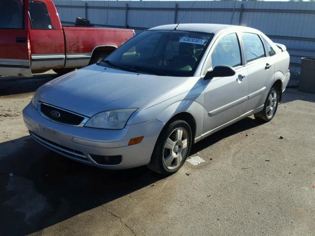 1FAHP34N97W145573 - 2007 FORD FOCUS ZX4 SILVER photo 2