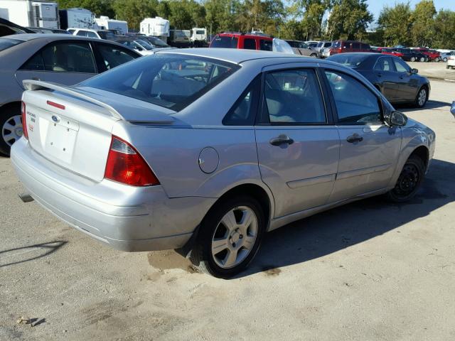 1FAHP34N97W145573 - 2007 FORD FOCUS ZX4 SILVER photo 4