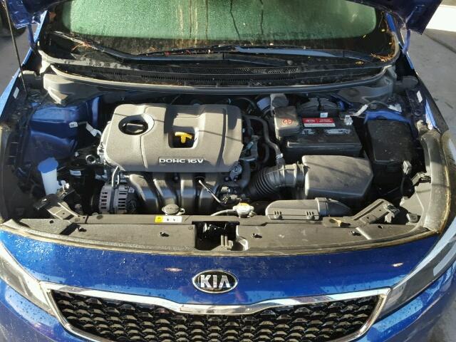 3KPFK4A70HE142410 - 2017 KIA FORTE LX BLUE photo 7