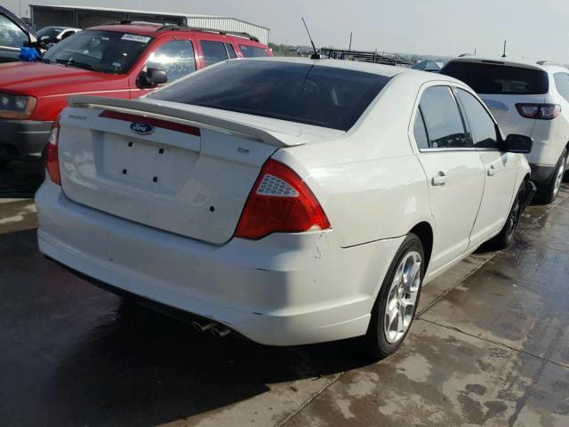 3FAHP0HA9AR138896 - 2010 FORD FUSION SE WHITE photo 4