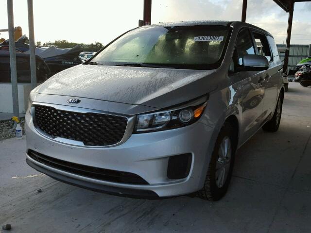 KNDMA5C12H6285003 - 2017 KIA SEDONA L SILVER photo 2