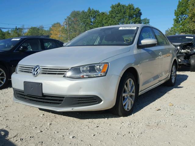 3VWDZ7AJ6BM021035 - 2011 VOLKSWAGEN JETTA SE SILVER photo 2