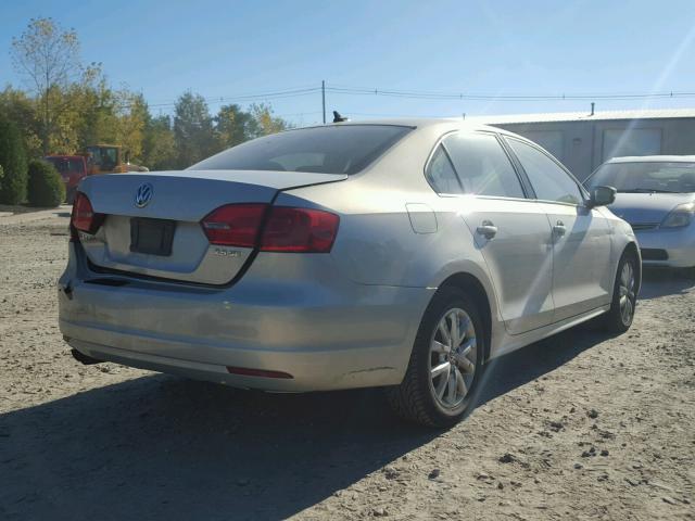 3VWDZ7AJ6BM021035 - 2011 VOLKSWAGEN JETTA SE 银色 照片 4
