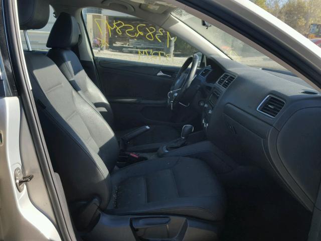 3VWDZ7AJ6BM021035 - 2011 VOLKSWAGEN JETTA SE 银色 照片 5