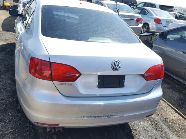 3VW2K7AJ2DM355027 - 2013 VOLKSWAGEN JETTA BASE Արծաթագույն լուսանկար 9