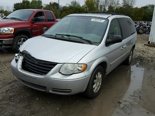 2C4GP54L65R347566 - 2005 CHRYSLER TOWN & COU SILVER photo 2