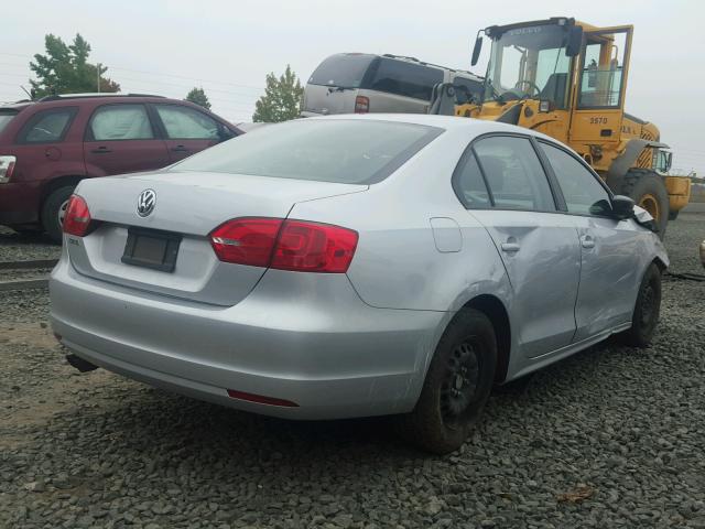 3VW1K7AJ4DM307430 - 2013 VOLKSWAGEN JETTA BASE 银色 照片 4