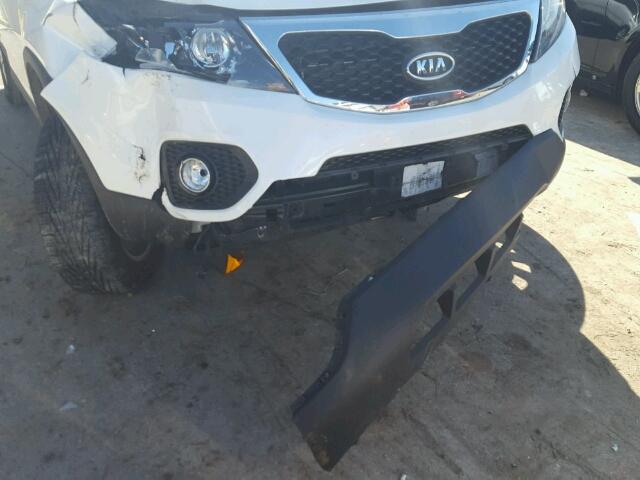 5XYKU4A29BG083994 - 2011 KIA SORENTO WHITE photo 9