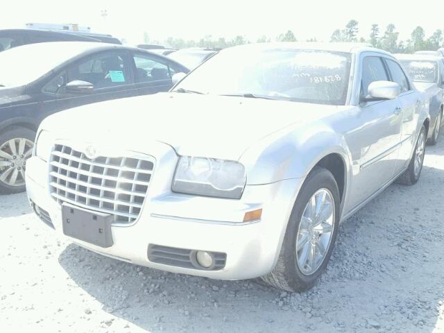 2C3LA53V79H551909 - 2009 CHRYSLER 300 TOURIN SILVER photo 2