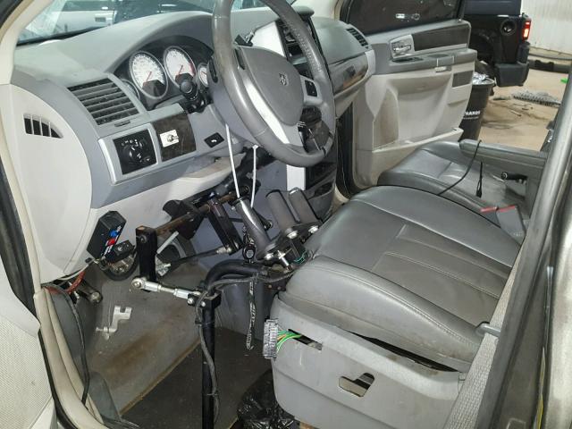 2D4RN5DX7AR472915 - 2010 DODGE GRAND CARA GRAY photo 9