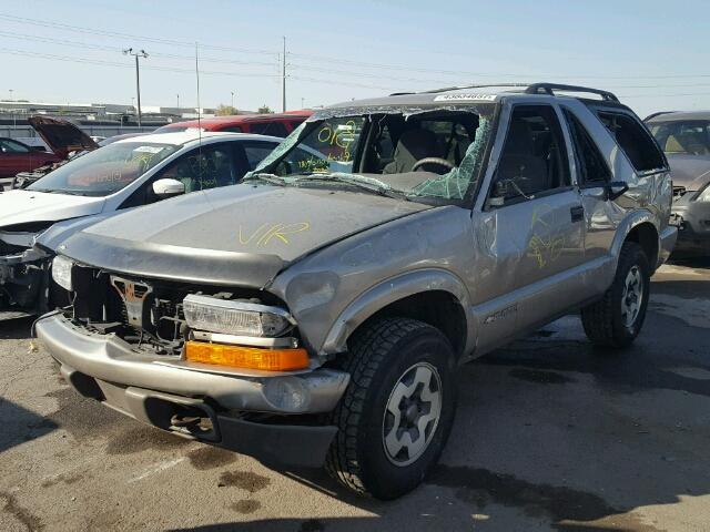 1GNCT18W1XK103260 - 1999 CHEVROLET BLAZER GRAY photo 2