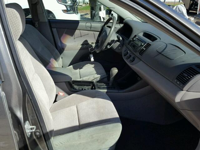 4T1BE32K64U803884 - 2004 TOYOTA CAMRY LE 灰色 照片 5