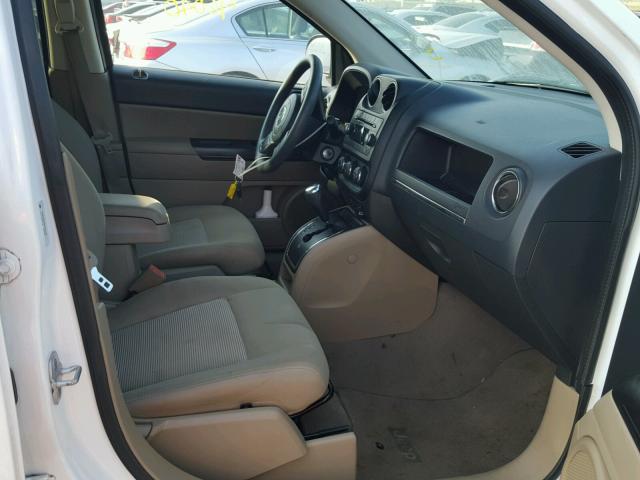 1C4NJCBA5CD627249 - 2012 JEEP COMPASS SP WHITE photo 5