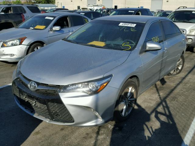 4T1BF1FK9FU094317 - 2015 TOYOTA CAMRY LE 银色 照片 2
