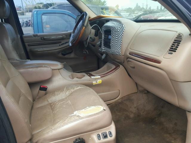 5LMPU28LXWLJ15749 - 1998 LINCOLN NAVIGATOR 蓝色 照片 5