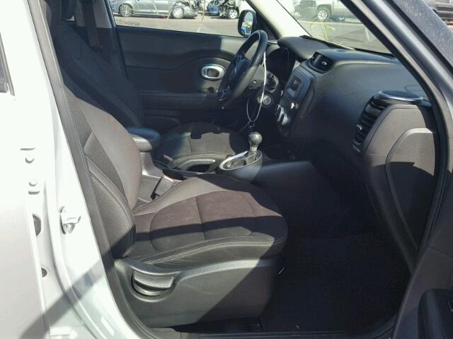 KNDJN2A28F7786292 - 2015 KIA SOUL SILVER photo 5