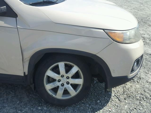 5XYKT3A10BG060558 - 2011 KIA SORENTO BA CREAM photo 9