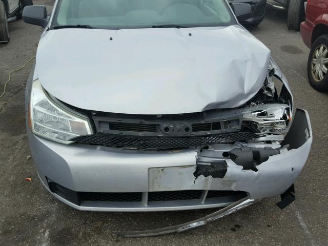 1FAHP35N38W137324 - 2008 FORD FOCUS SILVER photo 9