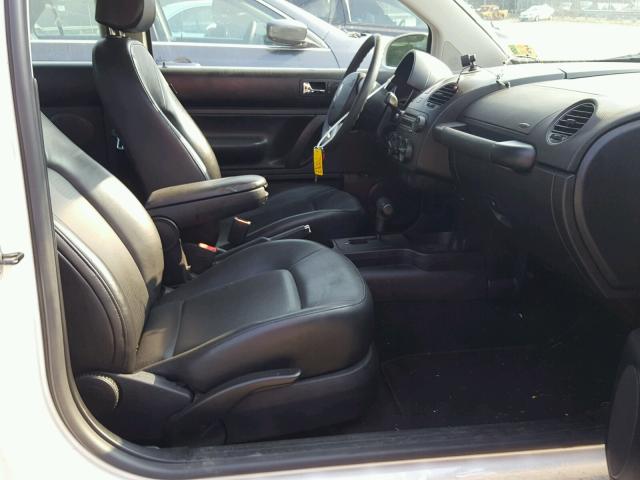 3VWPW3AG6AM010683 - 2010 VOLKSWAGEN NEW BEETLE 白色 照片 5