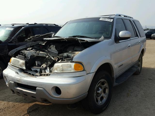 5LMFU28A9YLJ42616 - 2000 LINCOLN NAVIGATOR Күміс фото 2