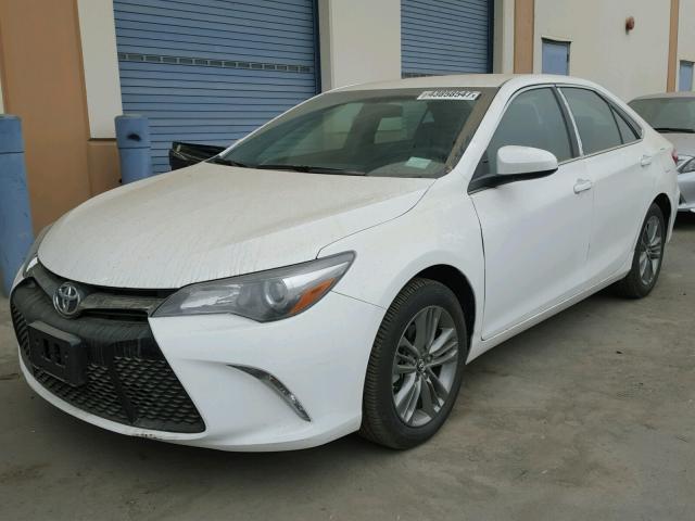 4T1BF1FK5HU413893 - 2017 TOYOTA CAMRY WHITE photo 2