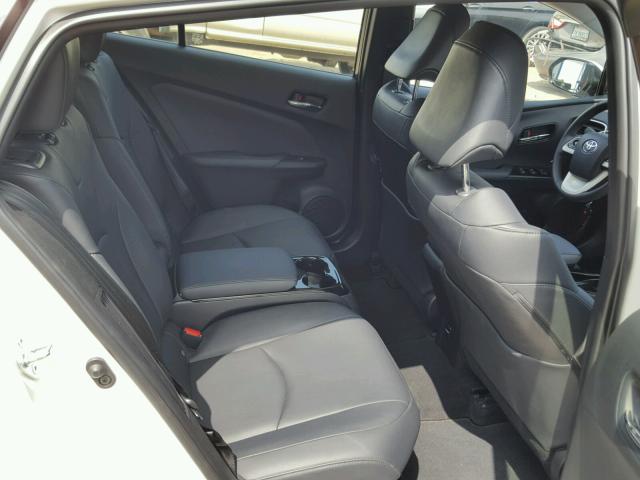 JTDKARFP2H3058216 - 2017 TOYOTA PRIUS PRIM 白色 照片 6