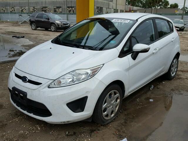 3FADP4EJ2DM187076 - 2013 FORD FIESTA SE WHITE photo 2