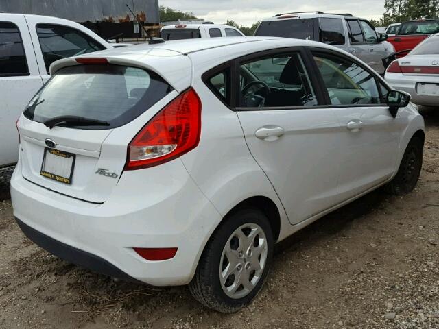 3FADP4EJ2DM187076 - 2013 FORD FIESTA SE WHITE photo 4