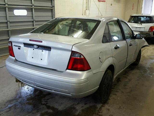 1FAHP34N67W307823 - 2007 FORD FOCUS ZX4 GRAY photo 4