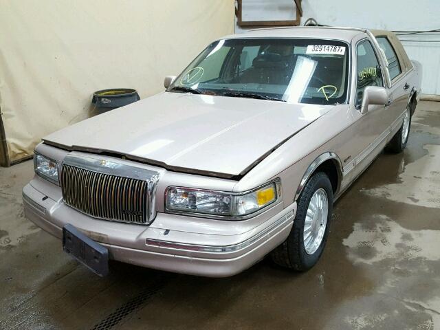 1LNLM82W2VY735231 - 1997 LINCOLN TOWN CAR S TAN photo 2