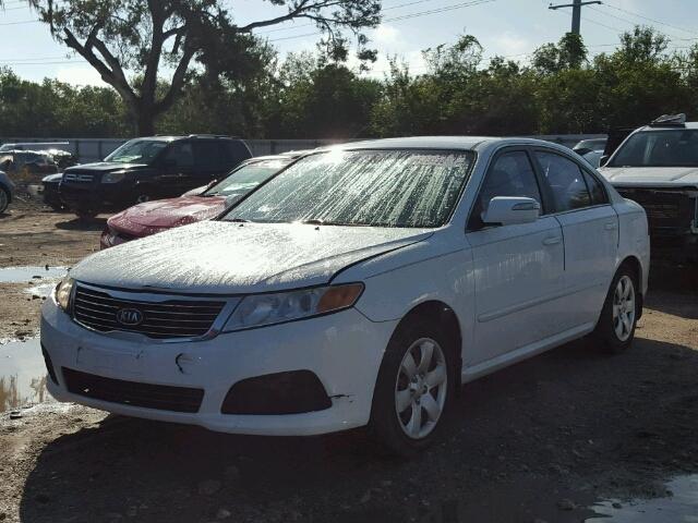 KNAGE228295312431 - 2009 KIA OPTIMA WHITE photo 2