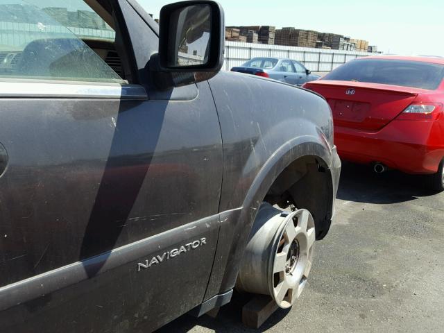5LMFU28565LJ03951 - 2005 LINCOLN NAVIGATOR 棕色 照片 10