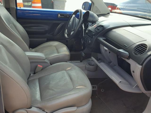 3VWCD31C84M409004 - 2004 VOLKSWAGEN NEW BEETLE 蓝色 照片 5