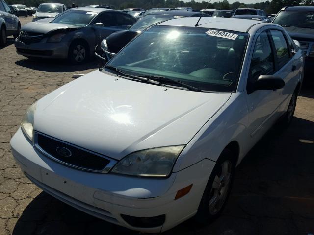 1FAHP34N57W230667 - 2007 FORD FOCUS WHITE photo 2